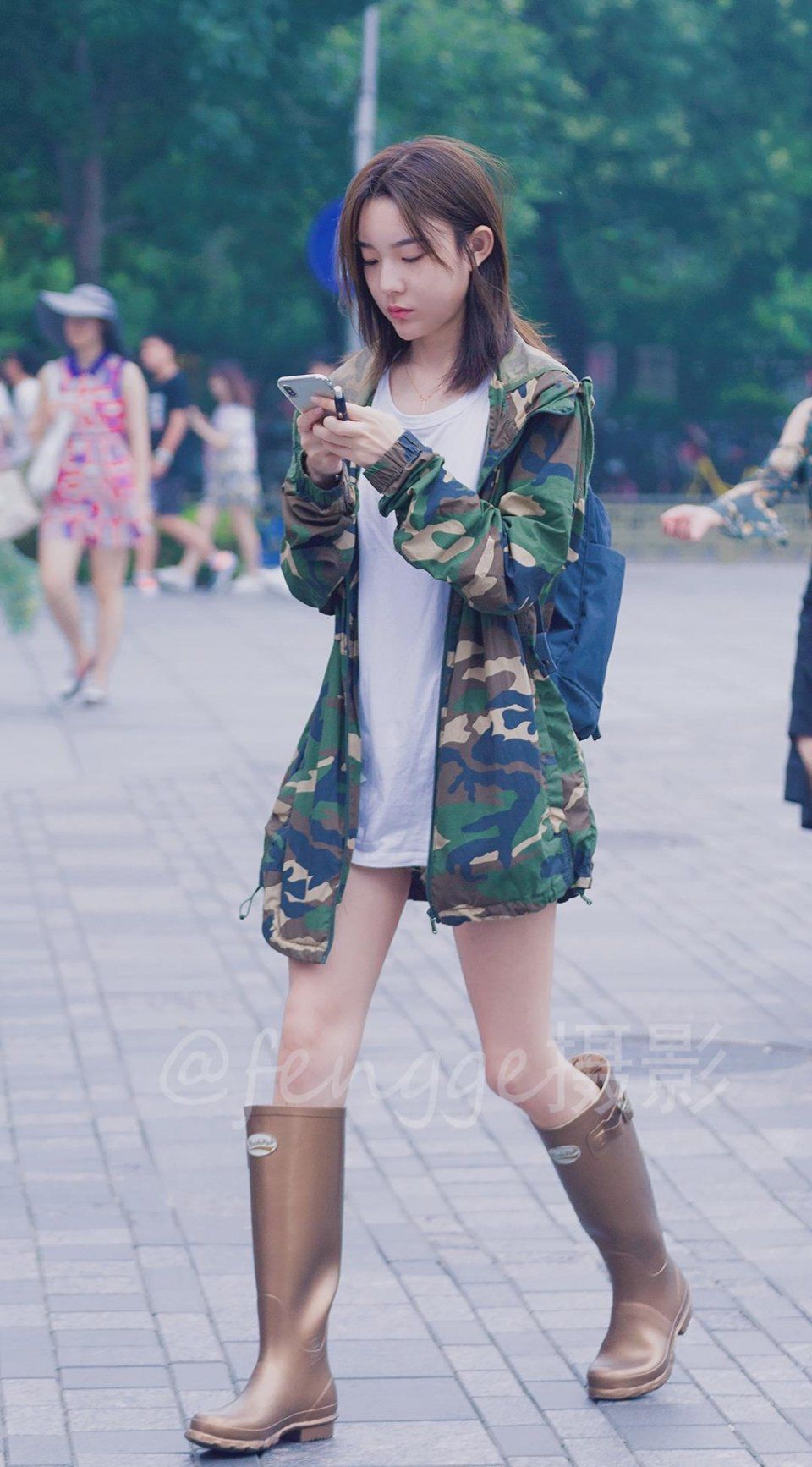 雨停了,女孩穿着时尚雨靴来了,不能趟水了,她心里一定极其失望