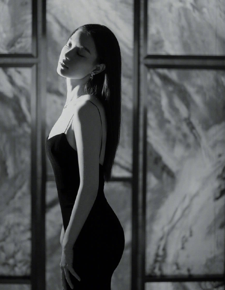 杨幂黑裙成熟，宋茜黑裙性感，倪妮黑裙优雅，唐嫣:我穿粉色