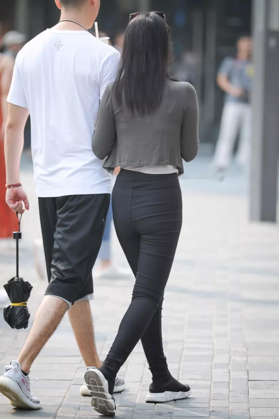 性感小姐姐身穿衬衫搭配紧身裤,完美的勾勒出小姐姐的臀线,十分