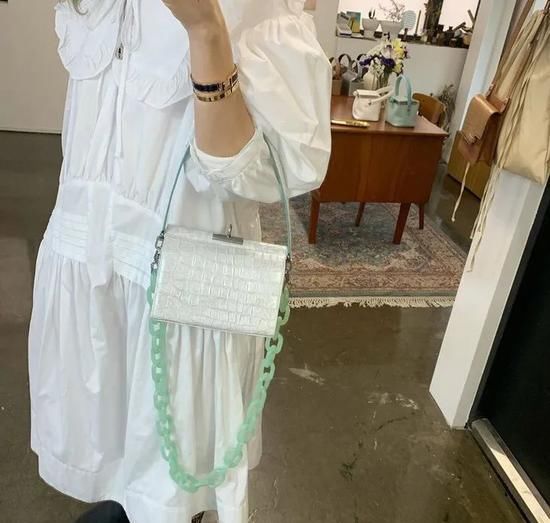 马卡龙色■告别黑色沉闷 买个彩虹色包包甜一下