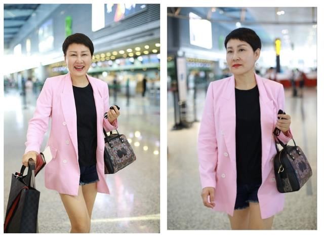 少女粉西装还玩起下衣失踪？56岁张凯丽这么穿至少年轻20岁