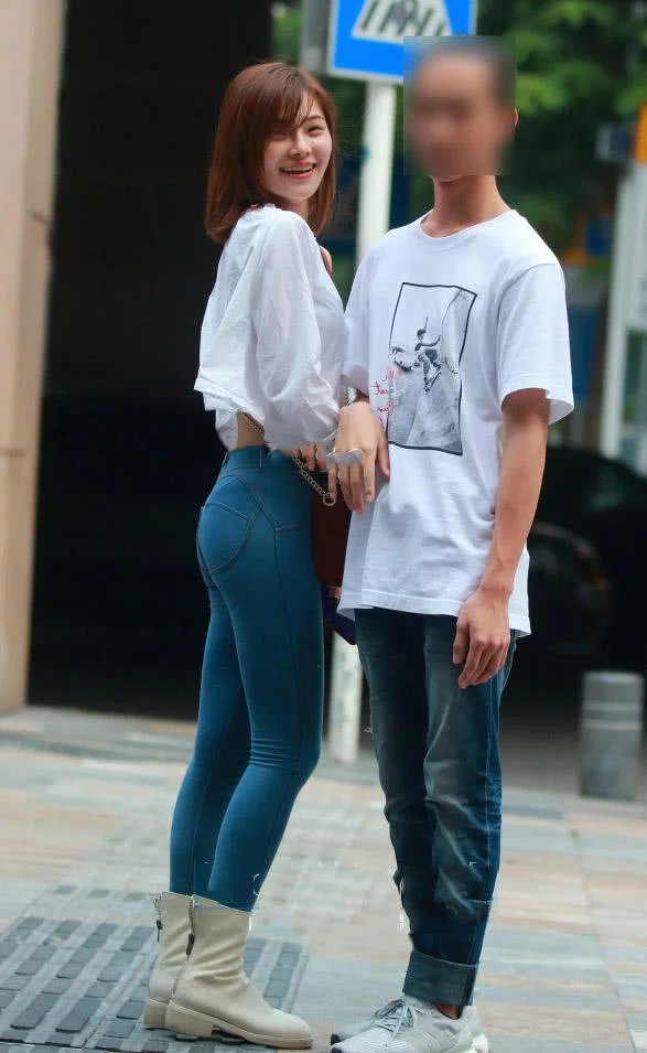 气质小姐姐微微一笑很倾城，花边肩露性感，紧身牛仔勾出完美曲线