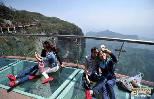 世上最长全透明玻璃桥开放!美女吓尿说：谁背我过去，就嫁给他！