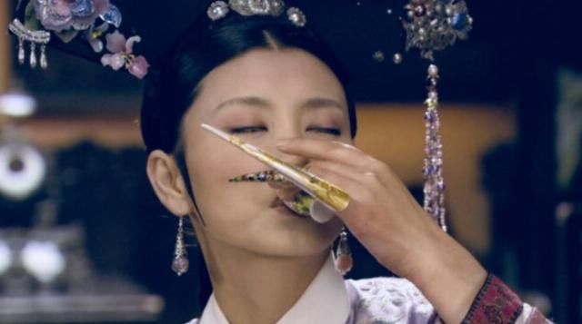 轻松:甄嬛传:斓曦去面试眉庄,轻松获得认可,却因一笑让导演沉下了脸