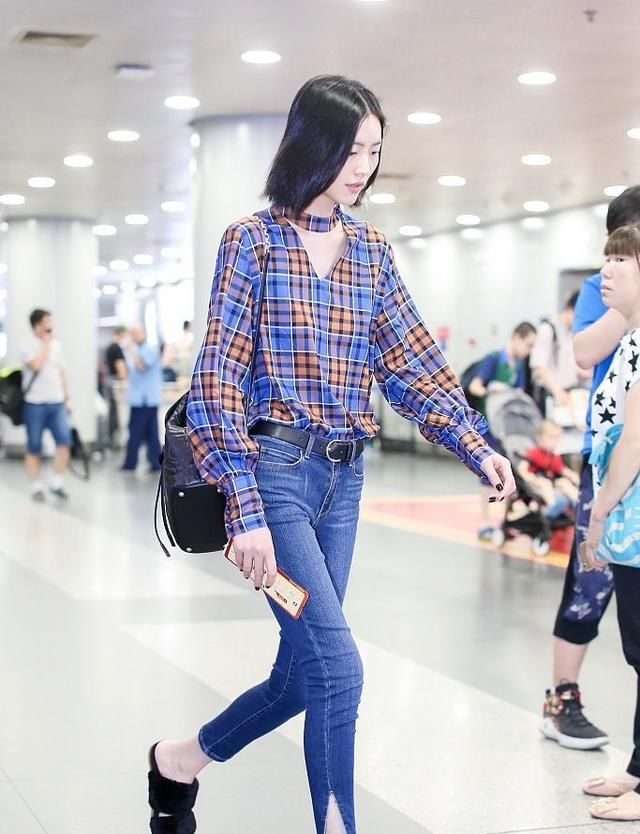 刘雯大夏天穿棉拖?网友:隔着屏幕都冒汗!