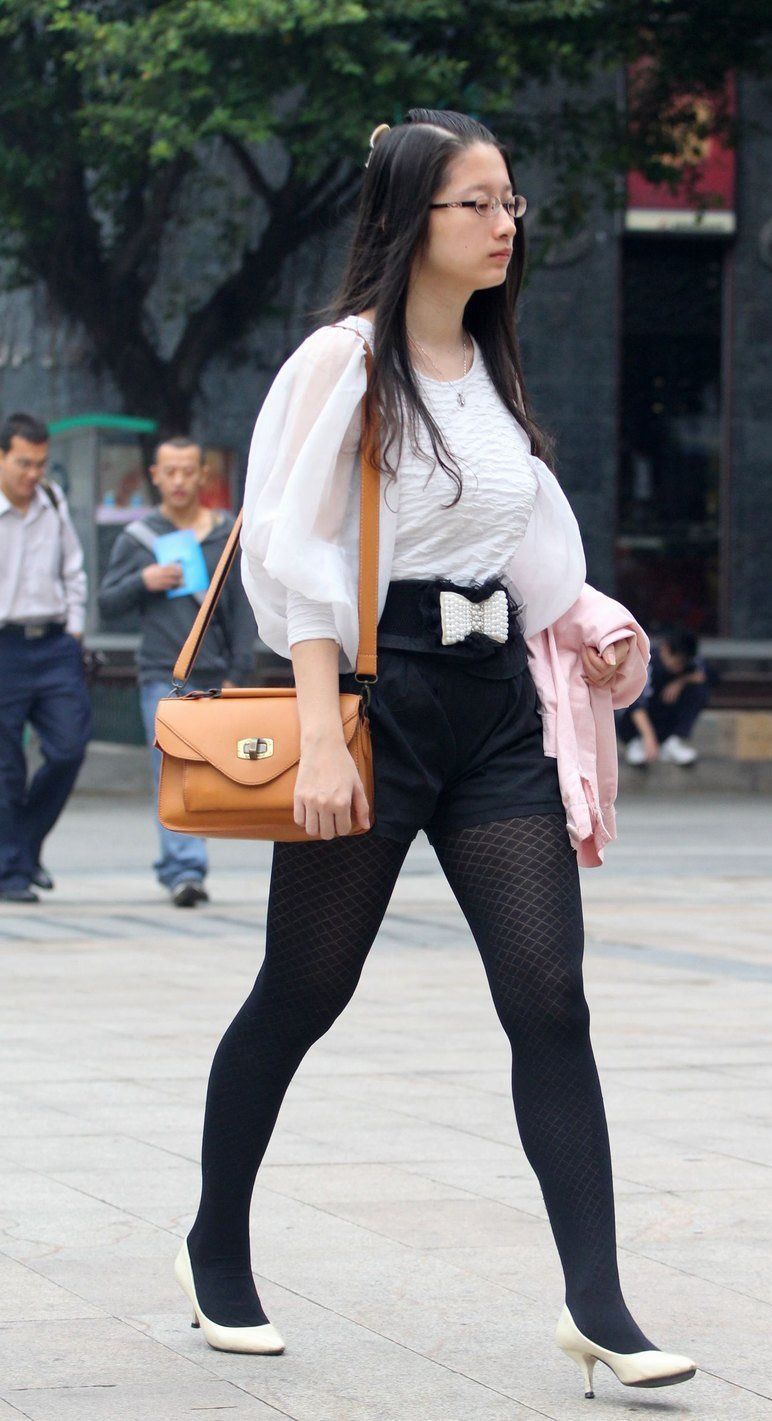 街拍:花纹黑丝美眉，丰腴的大长腿让人羡慕不已