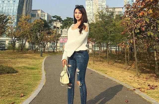 『显瘦』路人街拍,T恤修身显瘦,半身裙穿出大长腿