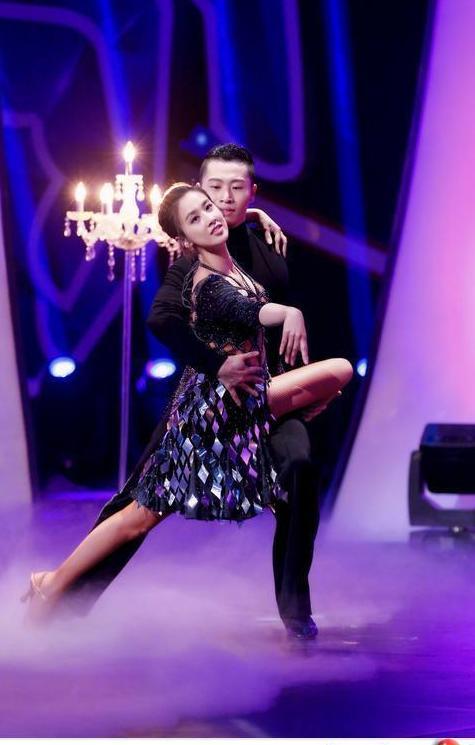 黄圣依为了秀腿, 把裙子剪掉一半就出门, 却意外的时尚!