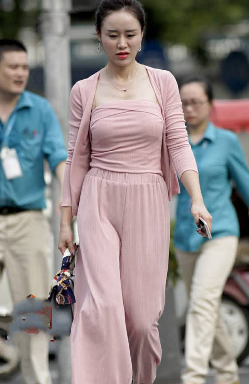 成熟姐姐裹胸背心勒出傲人曲线,粉色套装尽显少女心