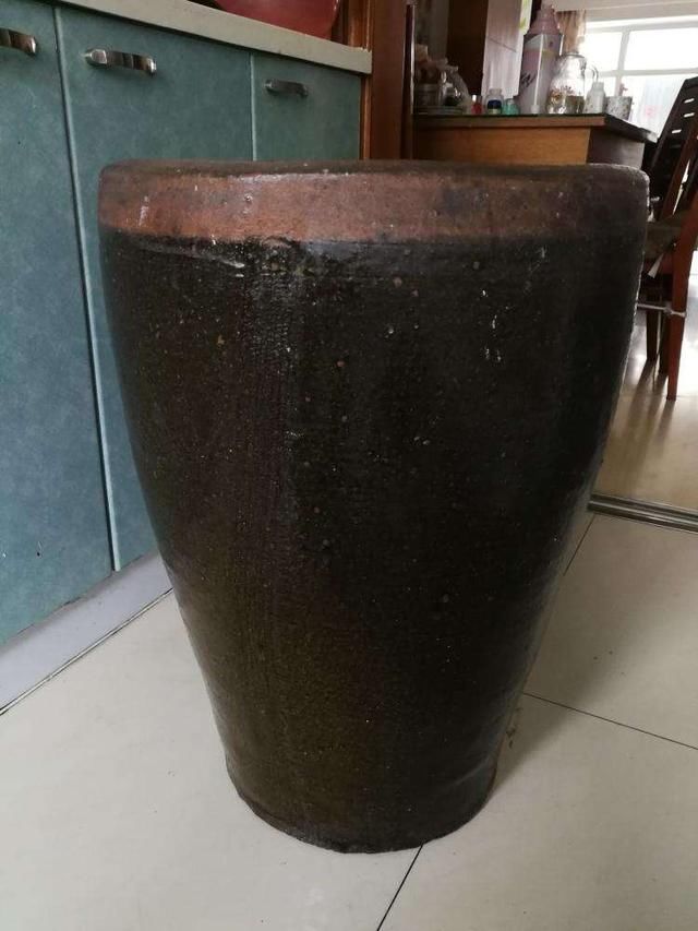 城里人咋想的？专从农村收购老物件，300斤猪槽也要买了放院子里