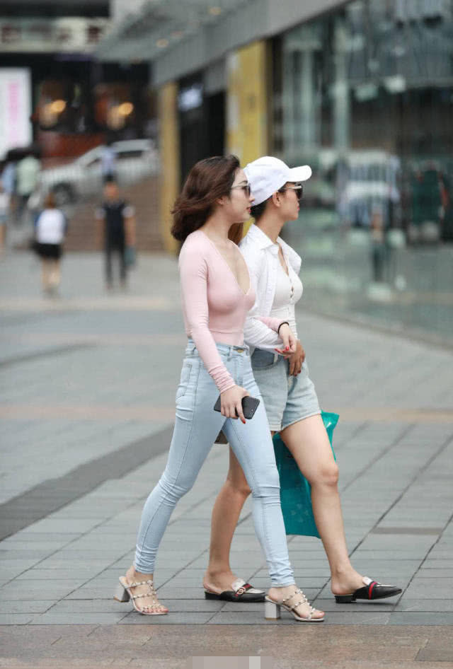 时尚姐妹花V领紧身衣绷出婀娜多姿的身材,优美曲线夺人眼球