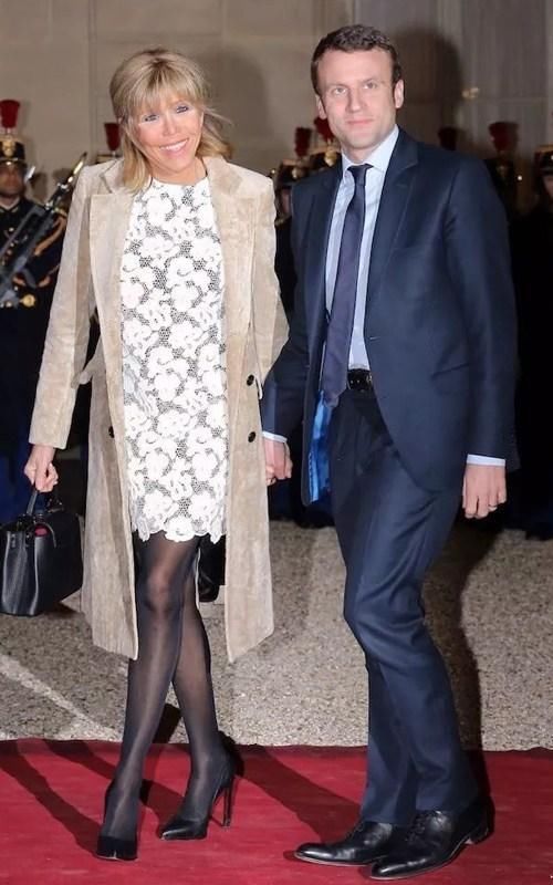 法国第一夫人换下裤装:露锁骨与丈夫合影，图三穿黑丝双腿细长!