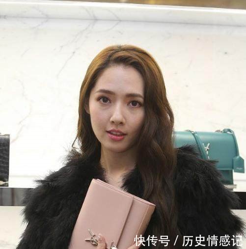 33岁郭碧婷真敢穿！开叉裙直接开到腰，网友有长腿就是能开高