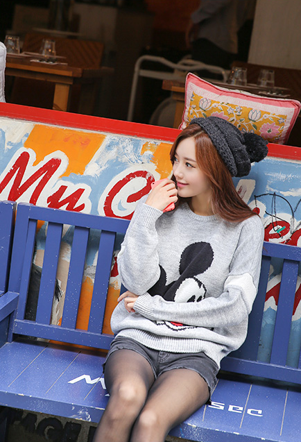 女神孙允珠，浅灰色米奇图案长袖T