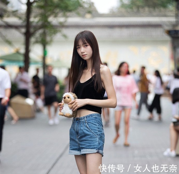 街拍短裤凸显修长美腿和完美身材，小姐姐的眼神放荡不羁！