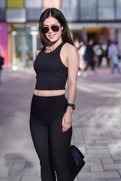 气质小姐姐黑色紧身长裤凸显完美身材，大街上争艳，美丽更加动人
