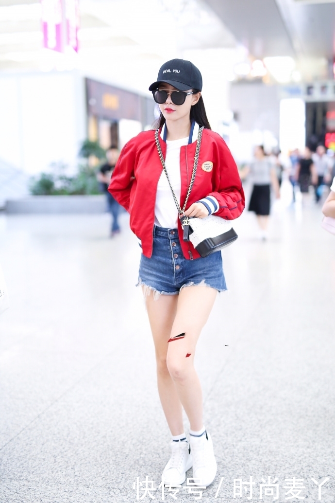 沈梦辰穿露脐T恤，特意放颗钻在肚脐眼，网友：闪瞎我了！