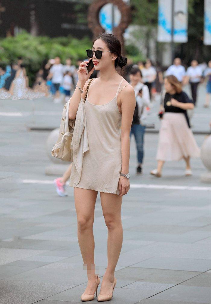 街拍: 清爽吊带连衣裙的小姐姐真美, 没有法拉利你都不配看