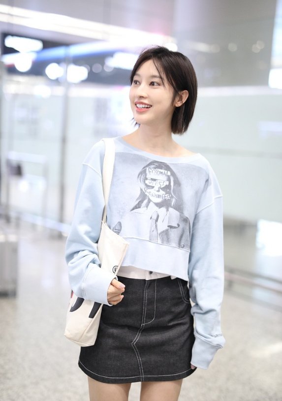 张俪一头短发清爽利落造型小清新现身 看到镜头挥手显亲和