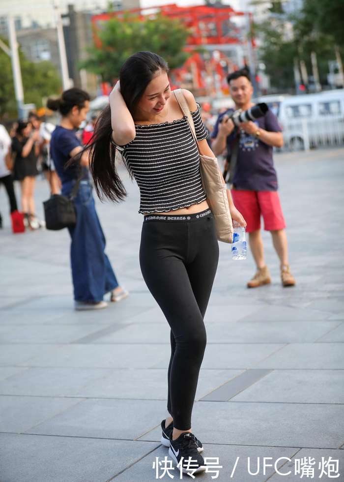 小羽街拍：黑色紧身裤美女，身材好酥，笑容好甜！