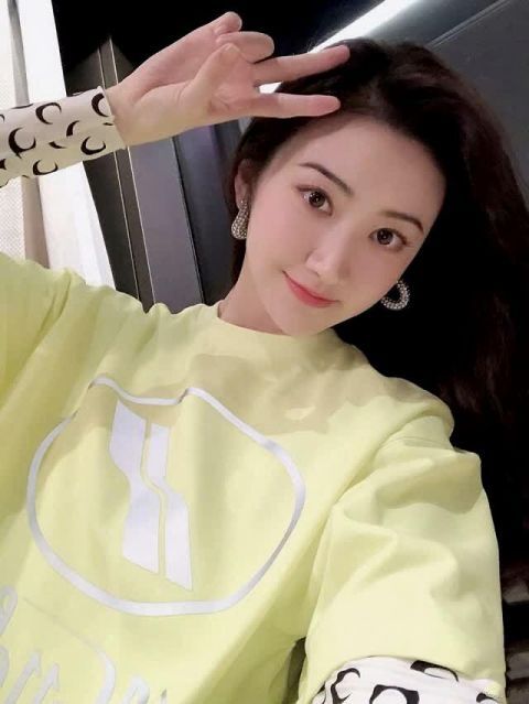  [时髦]这款冰丝印花打底衫魅力太大了！明星爱豆都pick它，穿上太时髦