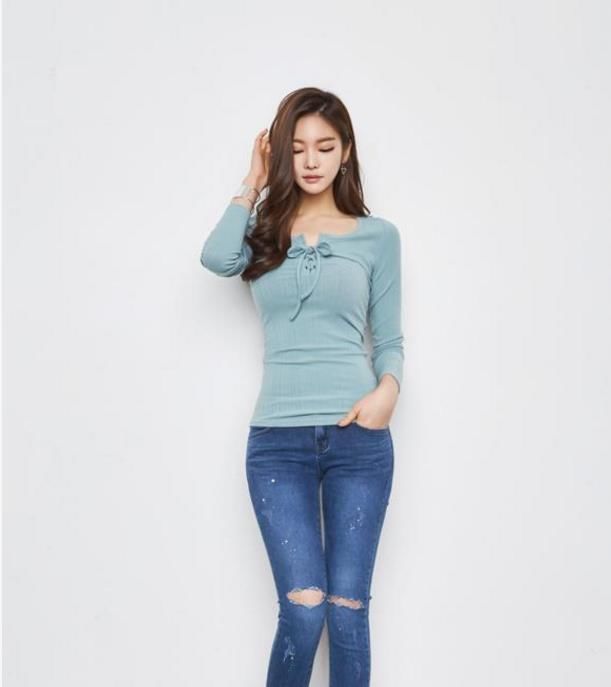 非常迷人的牛仔裤美女，堪比超模气质，让你体验一把时尚