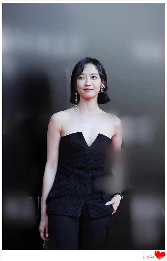 看了唐嫣的锁骨，再看看宋茜，网友：终于知道丰腴和苗条的差距了