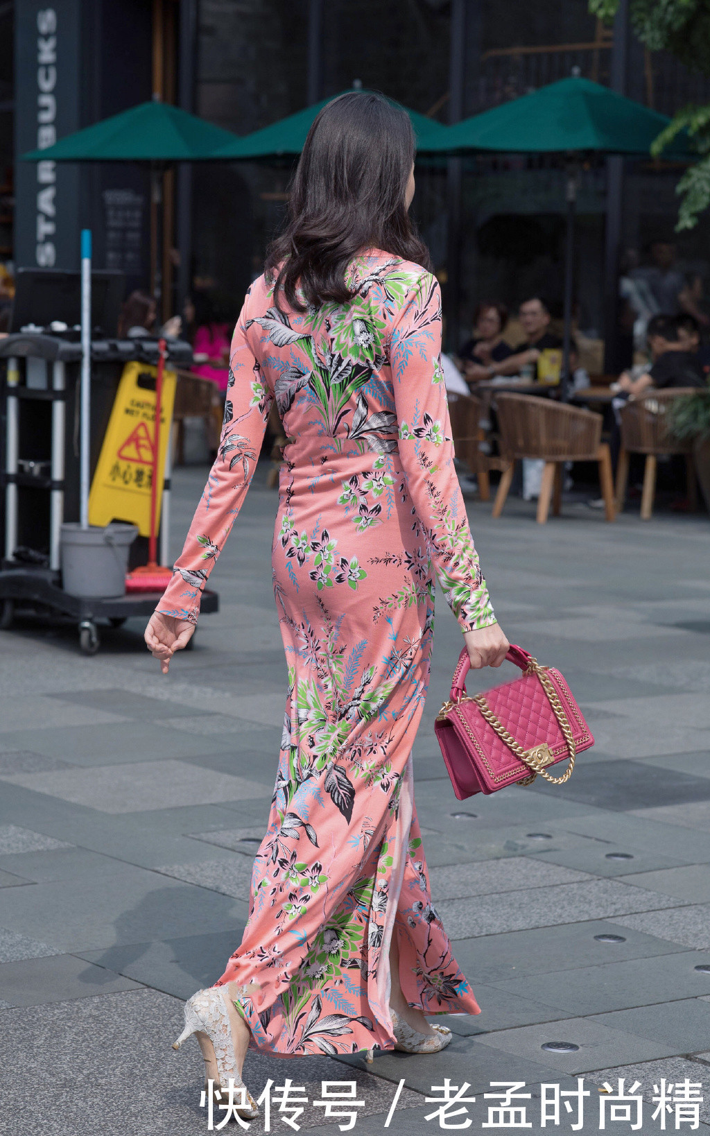  #轻松#街拍：夏季印花长裙惹人偏爱,清爽修身,让你轻松展现出优雅潇洒的美