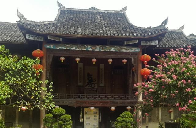 国内这个千年古镇，用化石铺路，特色美食不能错过！