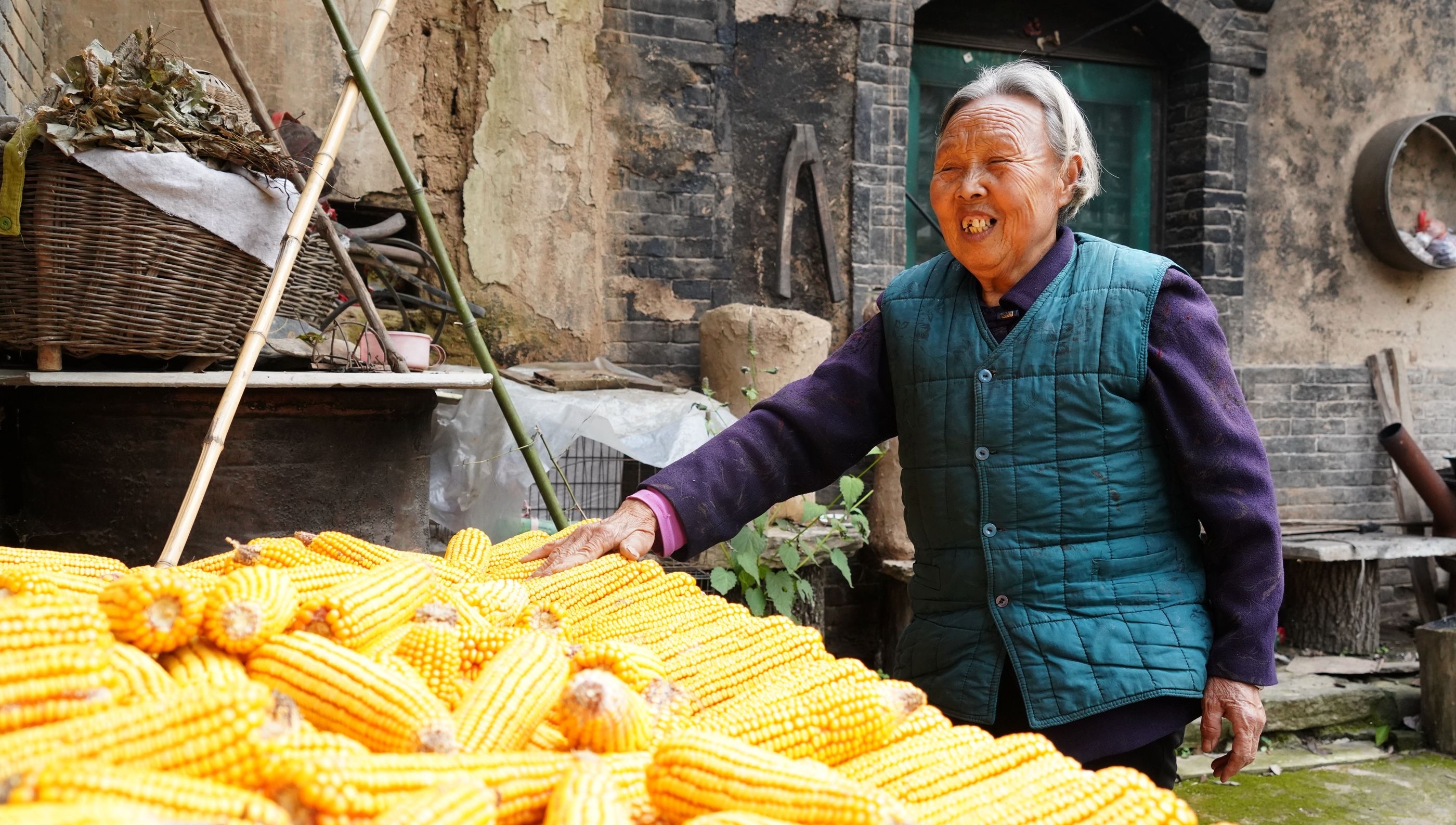  「山西」山西76岁农村老人，守着3间瓦房1条小溪不离开，咋回事