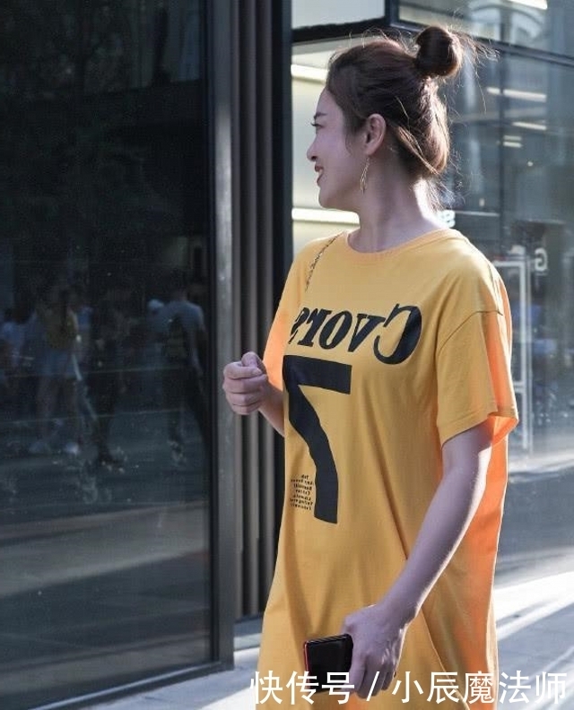  个性■路人街拍，美女内搭一件黑色高腰吊带背心，非常个性