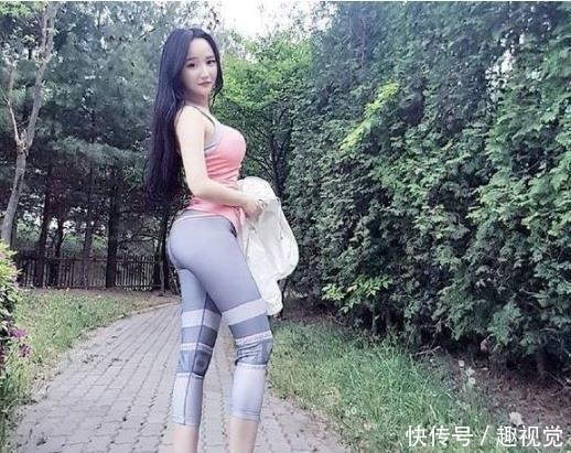 『舒适』街拍:性感丰满打底裤小姐姐,穿着潮流耐看,呈现时髦气息