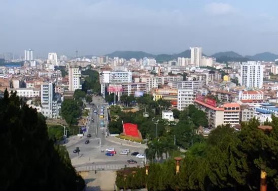 广西面积最大的地级市，比海南岛和台湾岛还要大，你知道是哪吗？