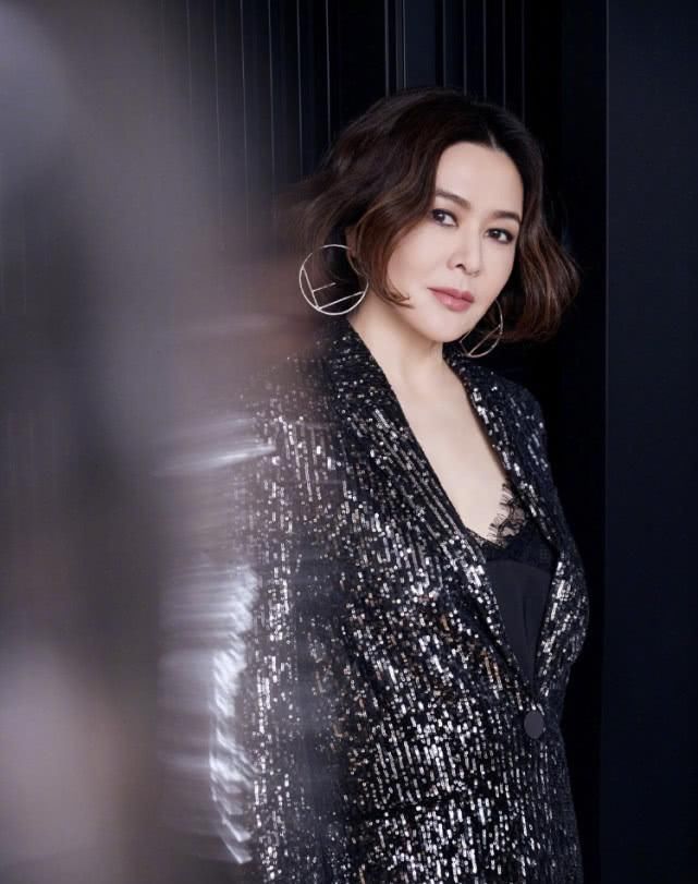  『好友』关之琳回应与光头男逛公园，称是自己健身教练，好友刘德华介绍