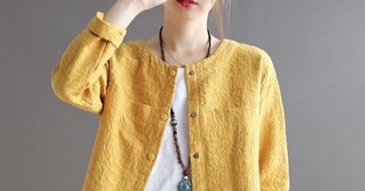 越来越多五六十岁的女人，爱穿这减龄外套，妈妈眼都不眨买了5件