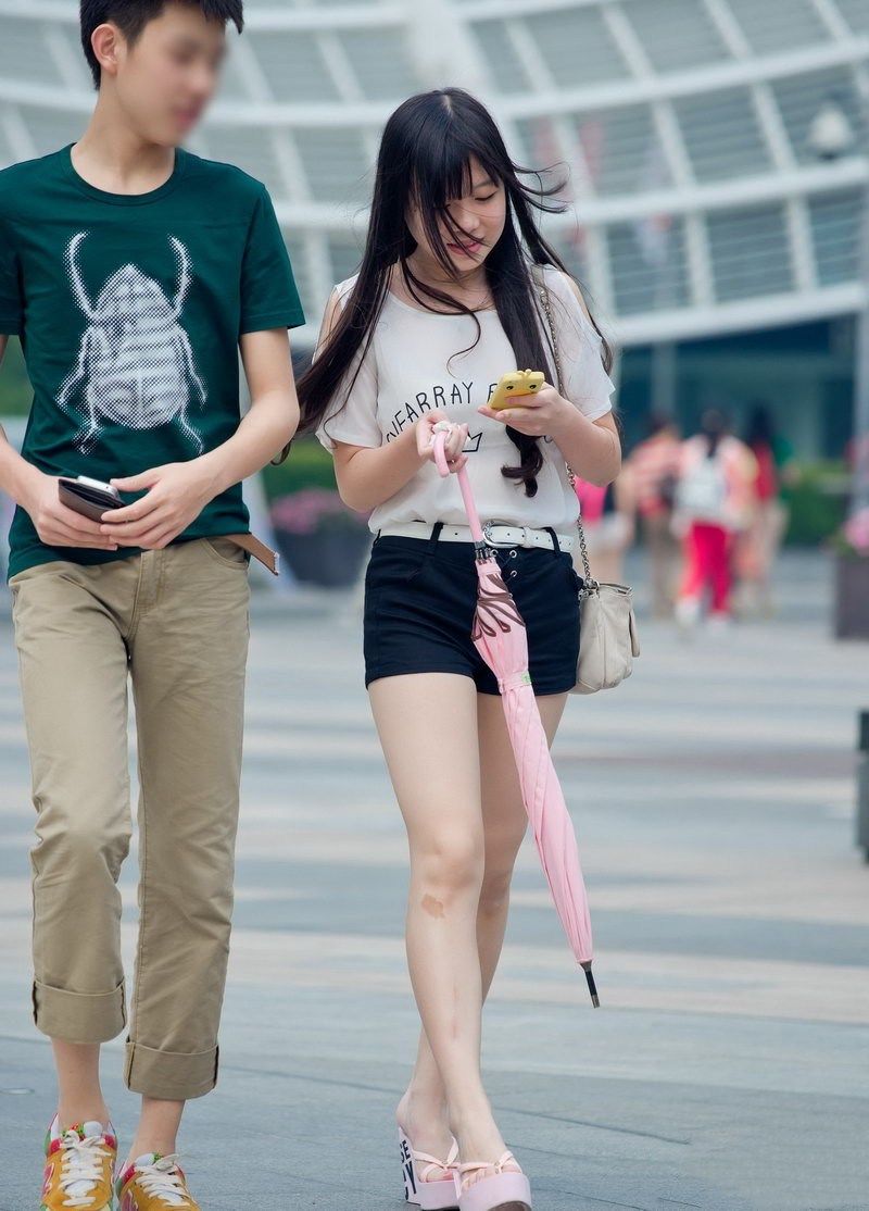 年轻人在街上碰到美女千万不要因为好奇去看正面