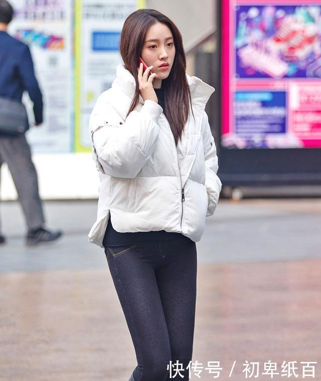 优雅@凸显优雅性感的身材,街拍:小姐姐紧身牛仔裤