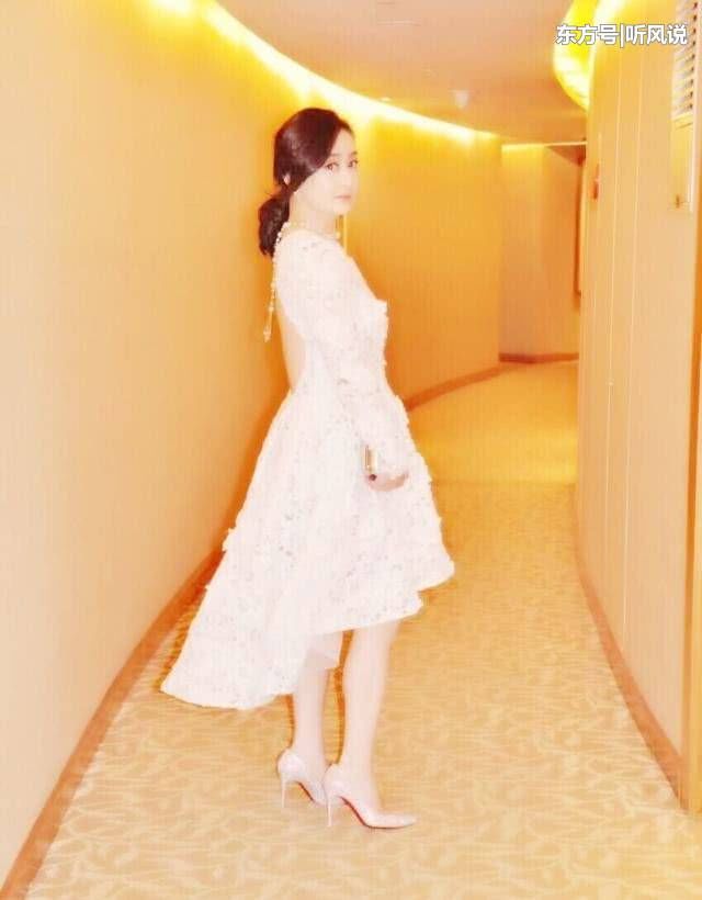 44岁陈德容穿白裙惊艳全场，少女气质依旧，真不愧是琼瑶剧始祖