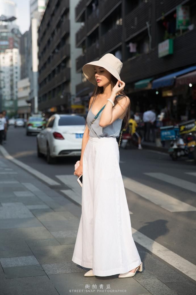 街拍:图三美女穿的大V领连衣裙，网友:欣赏不了，贫穷限制审美