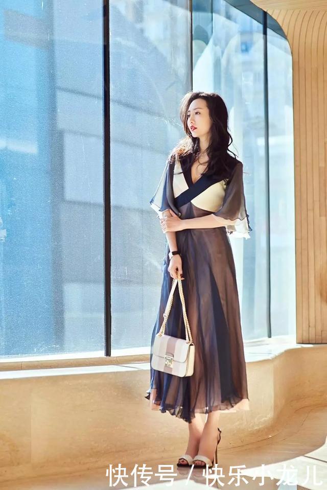  『般的』街拍：美女一字带的高跟凉鞋，凸显出一种女神般的气息