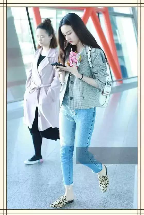 宋祖儿的腿太好看，但同一条牛仔裤欧阳娜娜穿，网友：这是少女腿