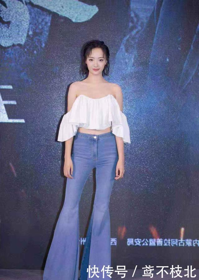 『红色』路人街拍,小姐姐搭配上一条白色的短裙,名媛风十足