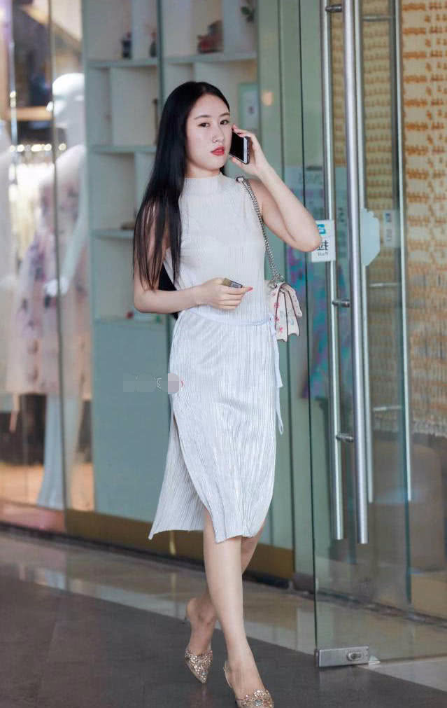 冰肌玉骨丽质天成，凹凸有致的小姐姐，修身穿搭勾勒出迷人的S曲