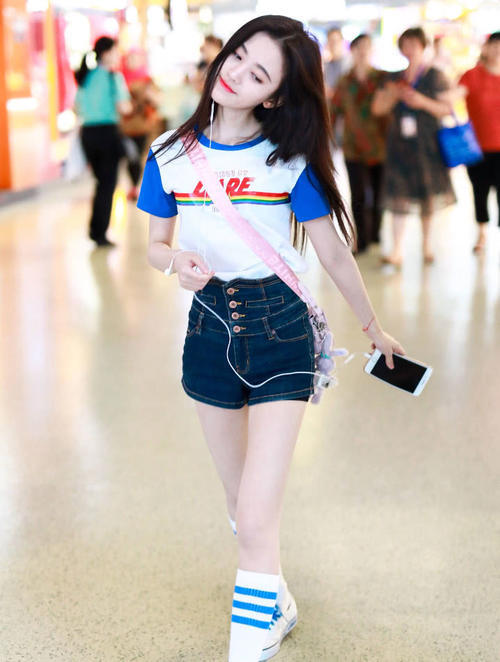 鞠婧祎为秀柳腰，穿了条2个“裤头”的短裤，多瘦才挤得进去啊？