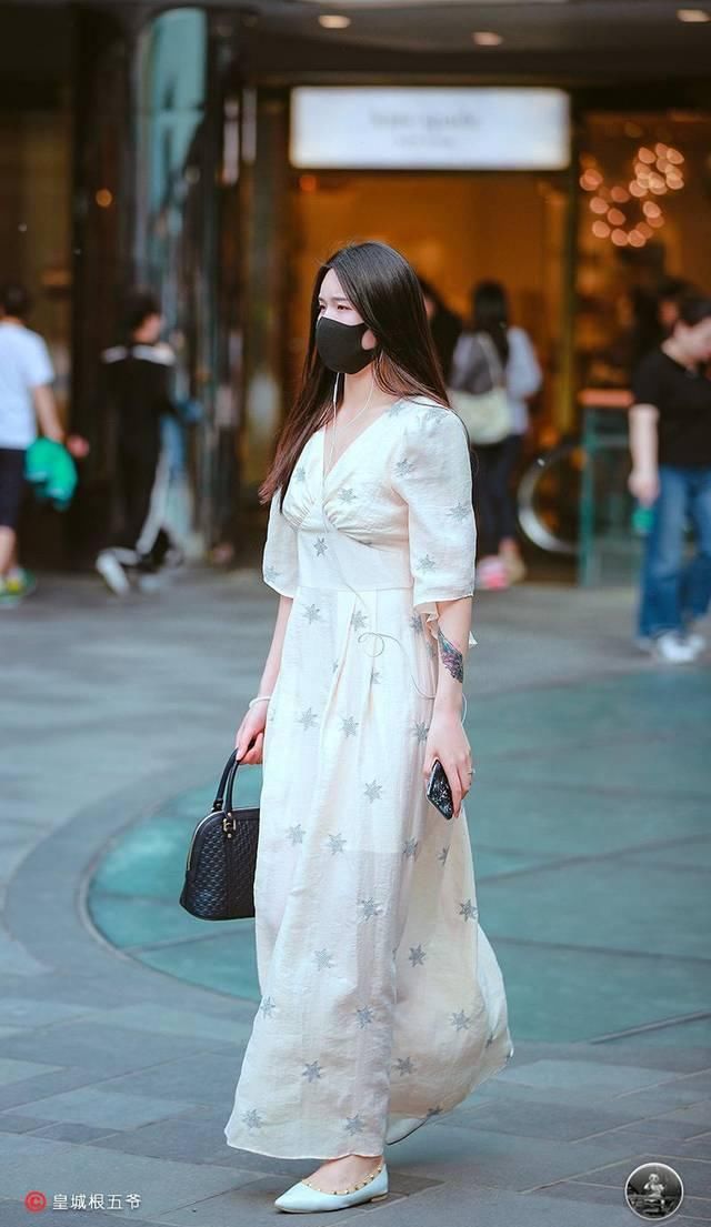 于自己的美■街拍:在造型穿搭上,有质感的衣服才能很好地凸显穿衣品味