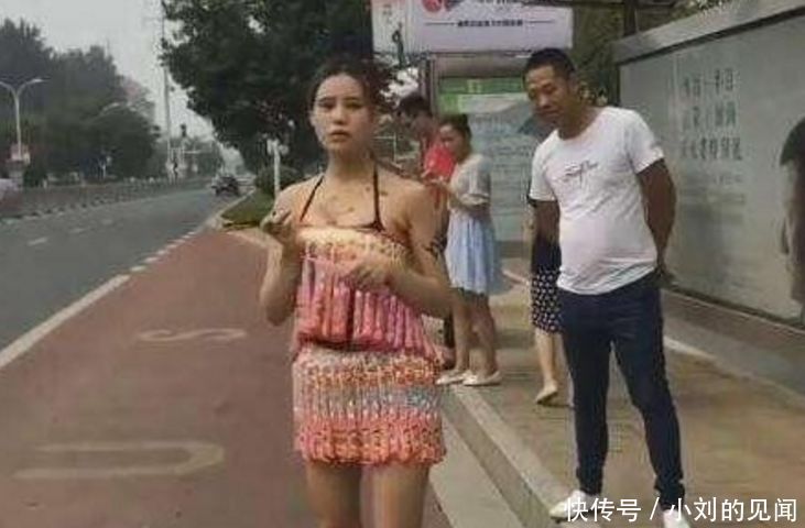 女子穿着冰棒做成的裙子，边吃边等车，简直绝了！