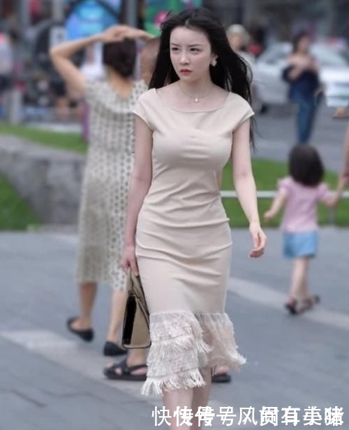  「女人」裸色流苏连衣裙，大气又端庄，彰显出东方女人的成熟气息