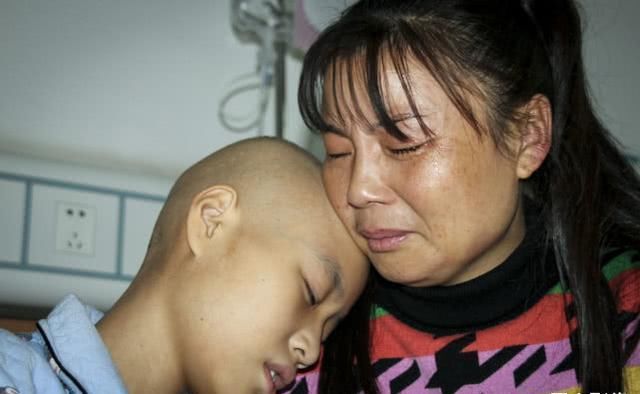 患癌■河南一家庭连续4人患癌去世, 今轮到11岁女孩, 为保命一条腿没了