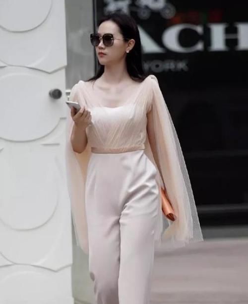  「小姐姐」街拍：面带微笑的美女，一件白色外套配格子裤裙，时尚优雅气质