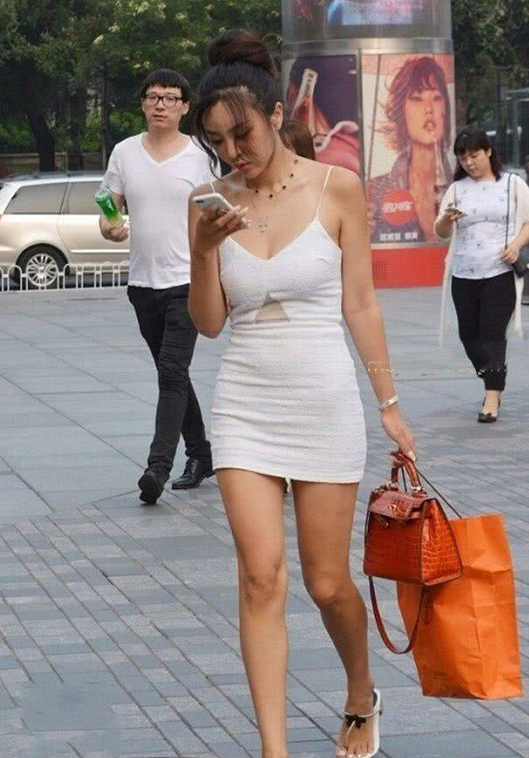 曲线迷人的牛仔裤美女，展露时尚的气质，特别的夺目！